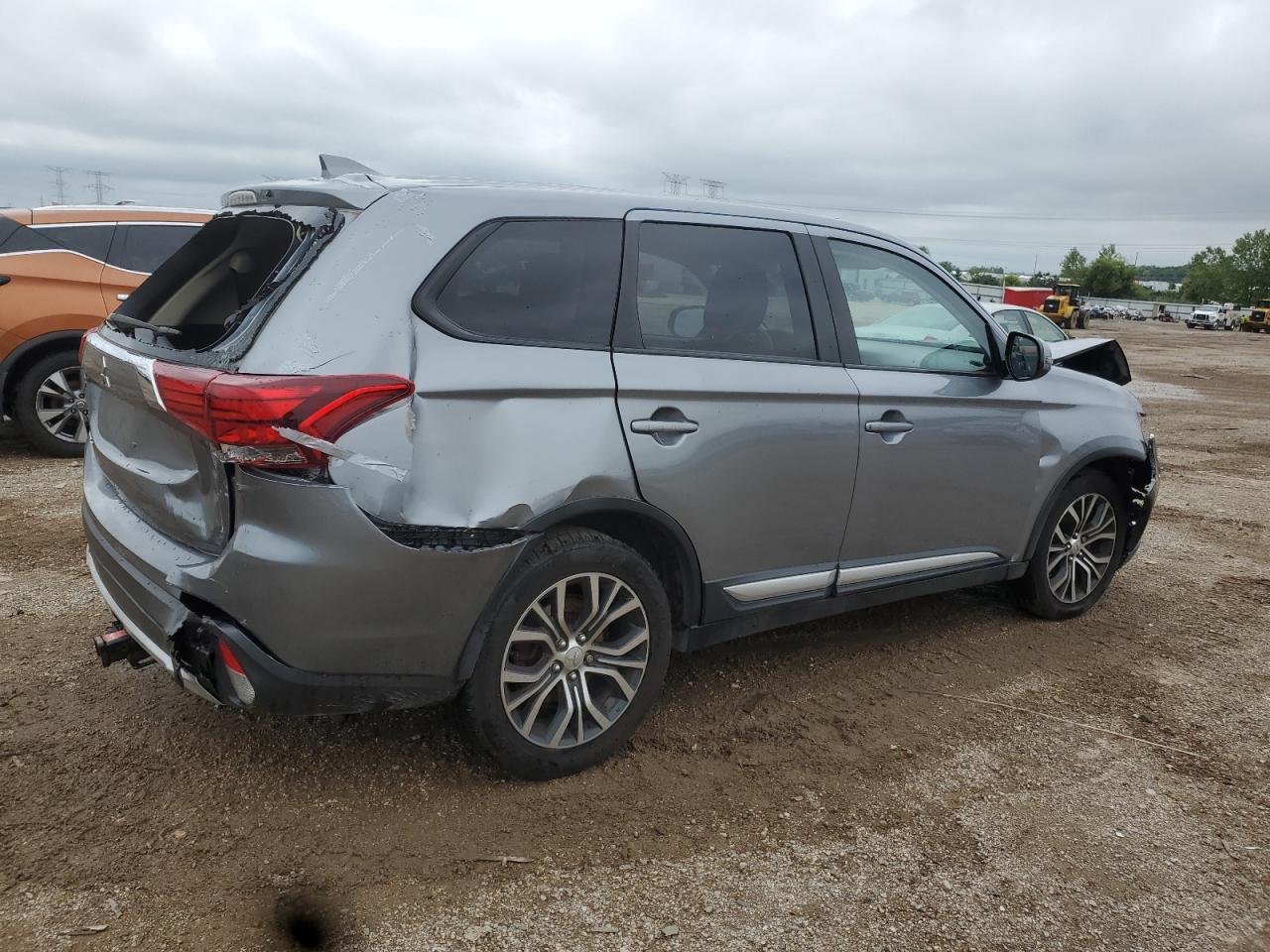 MITSUBISHI OUTLANDER SE