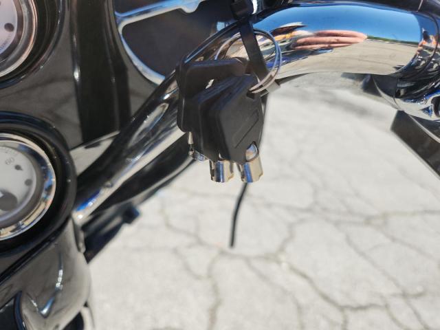 2011 HARLEY-DAVIDSON FLHX 1HD1KB419BB653719