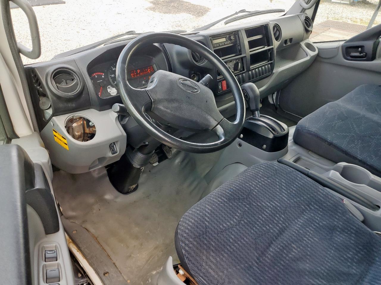 Lot #3216952372 2019 HINO 155