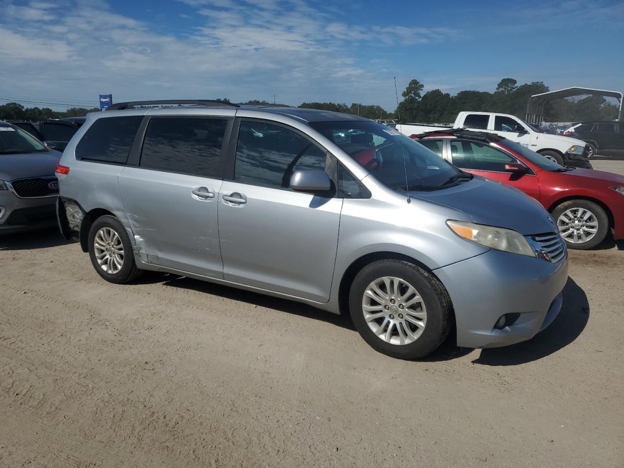 TOYOTA SIENNA XLE