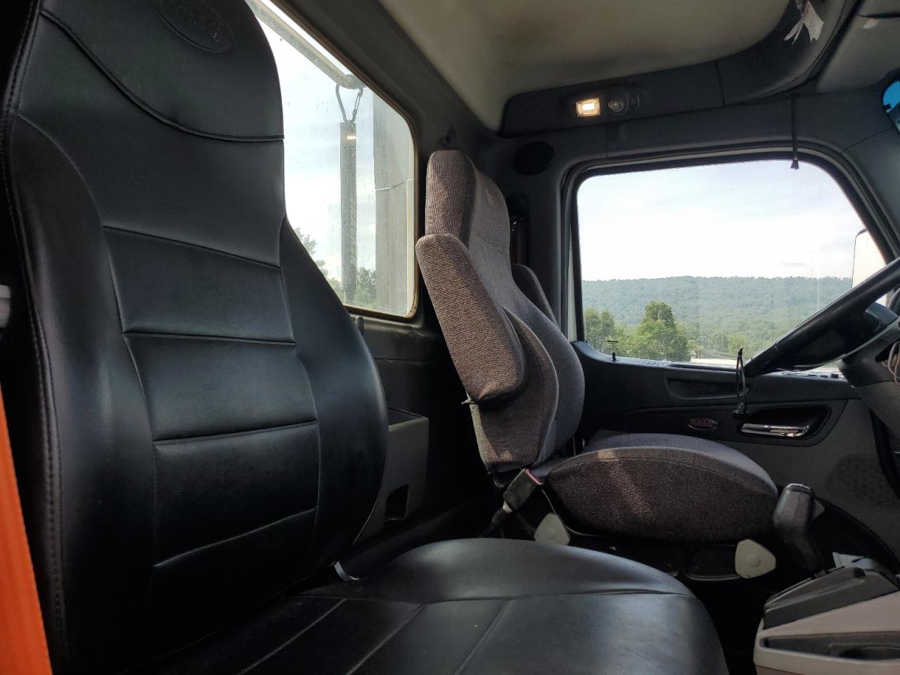 Lot #3221786267 2016 PETERBILT TRACTOR 579