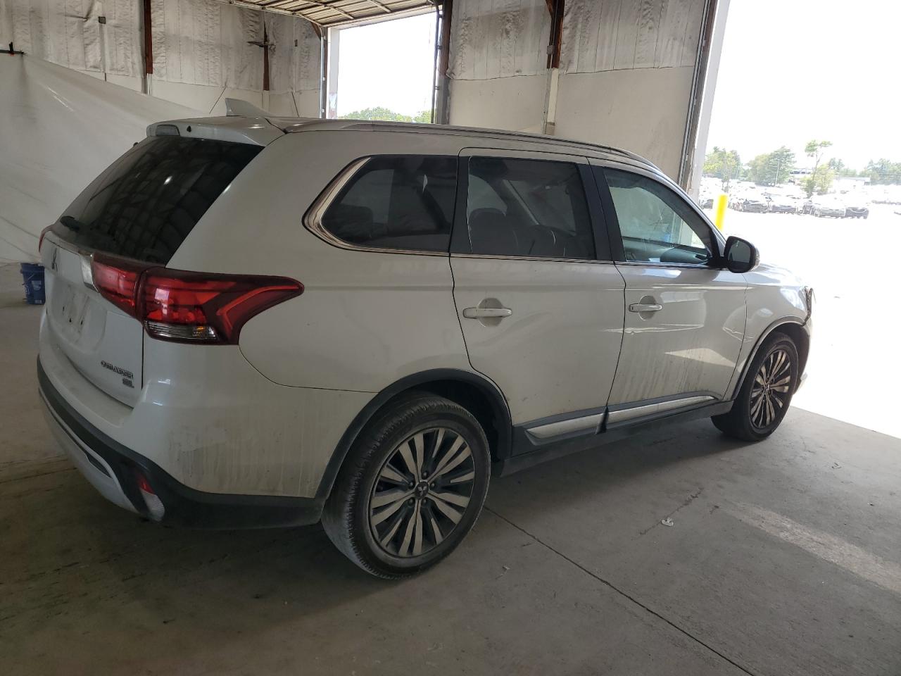 MITSUBISHI OUTLANDER SE