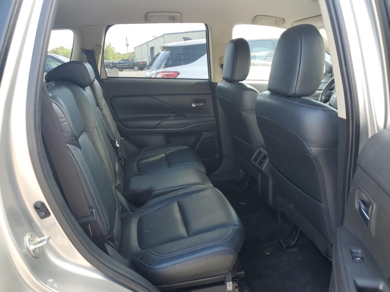 MITSUBISHI OUTLANDER SE