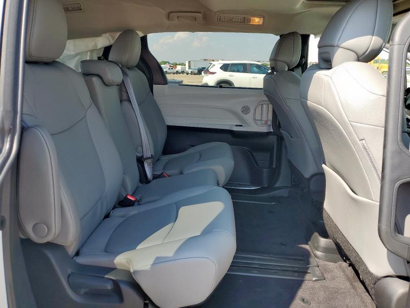 2025 TOYOTA SIENNA XLE 5TDYRKEC6SS267909