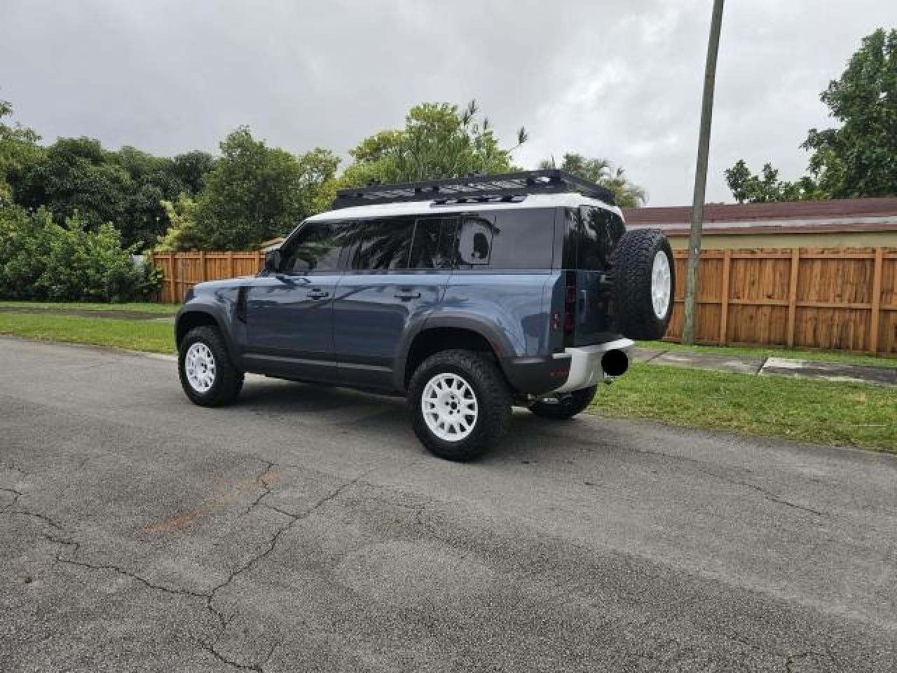 LAND ROVER DEFENDER 110