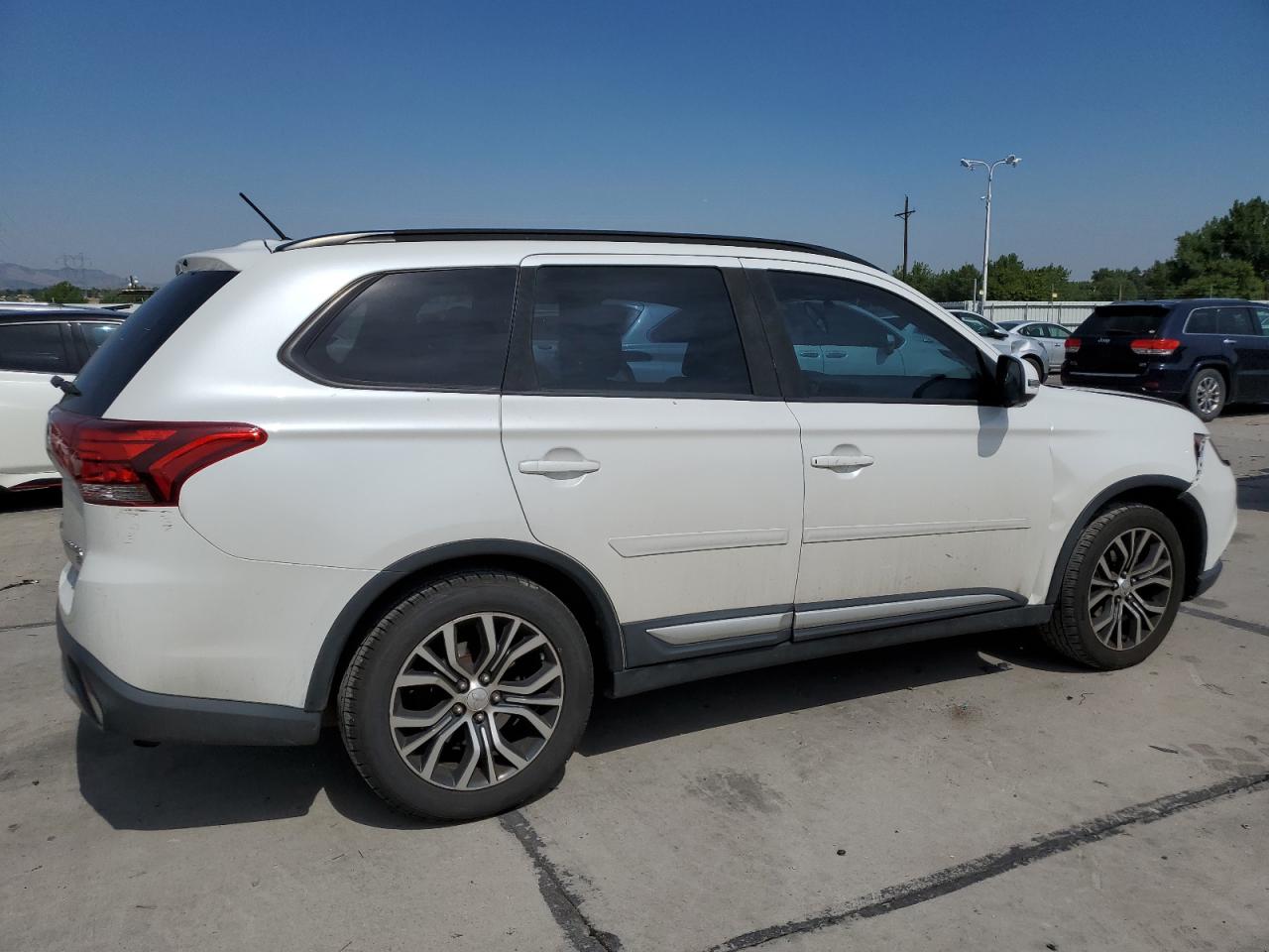 MITSUBISHI OUTLANDER SE