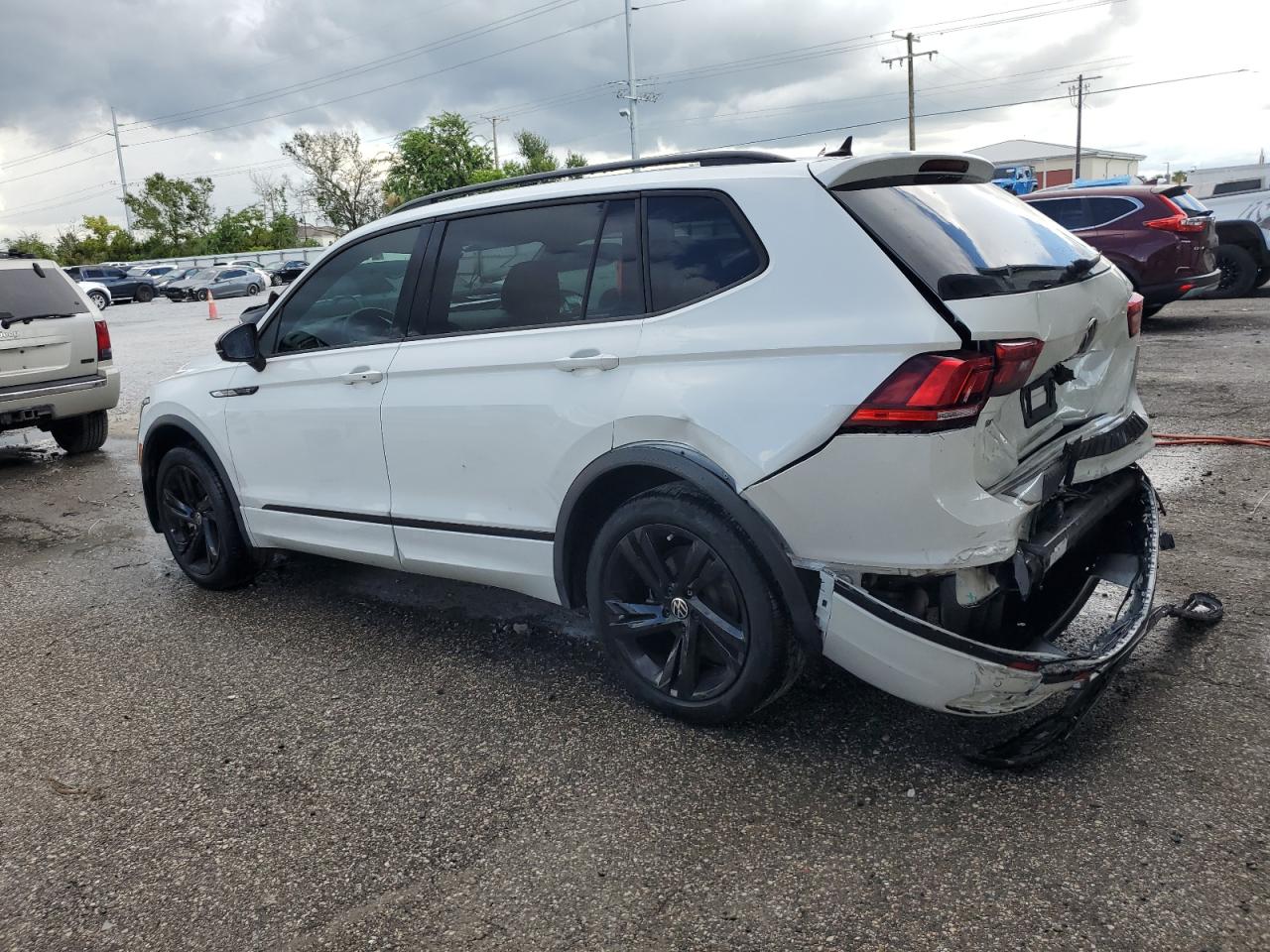 VOLKSWAGEN TIGUAN SE R-LINE BLACK