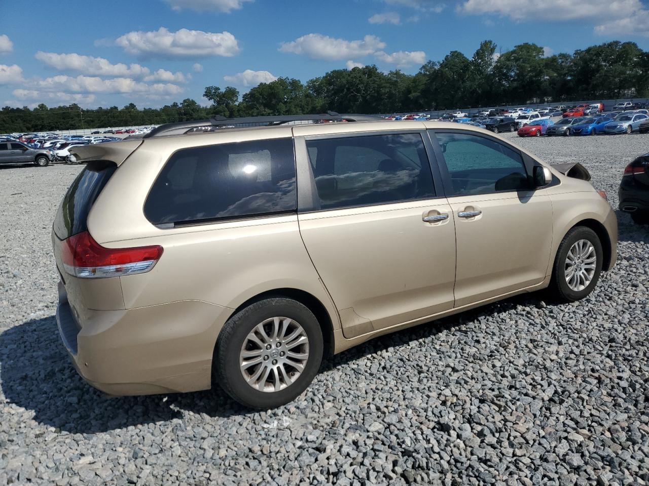 TOYOTA SIENNA XLE