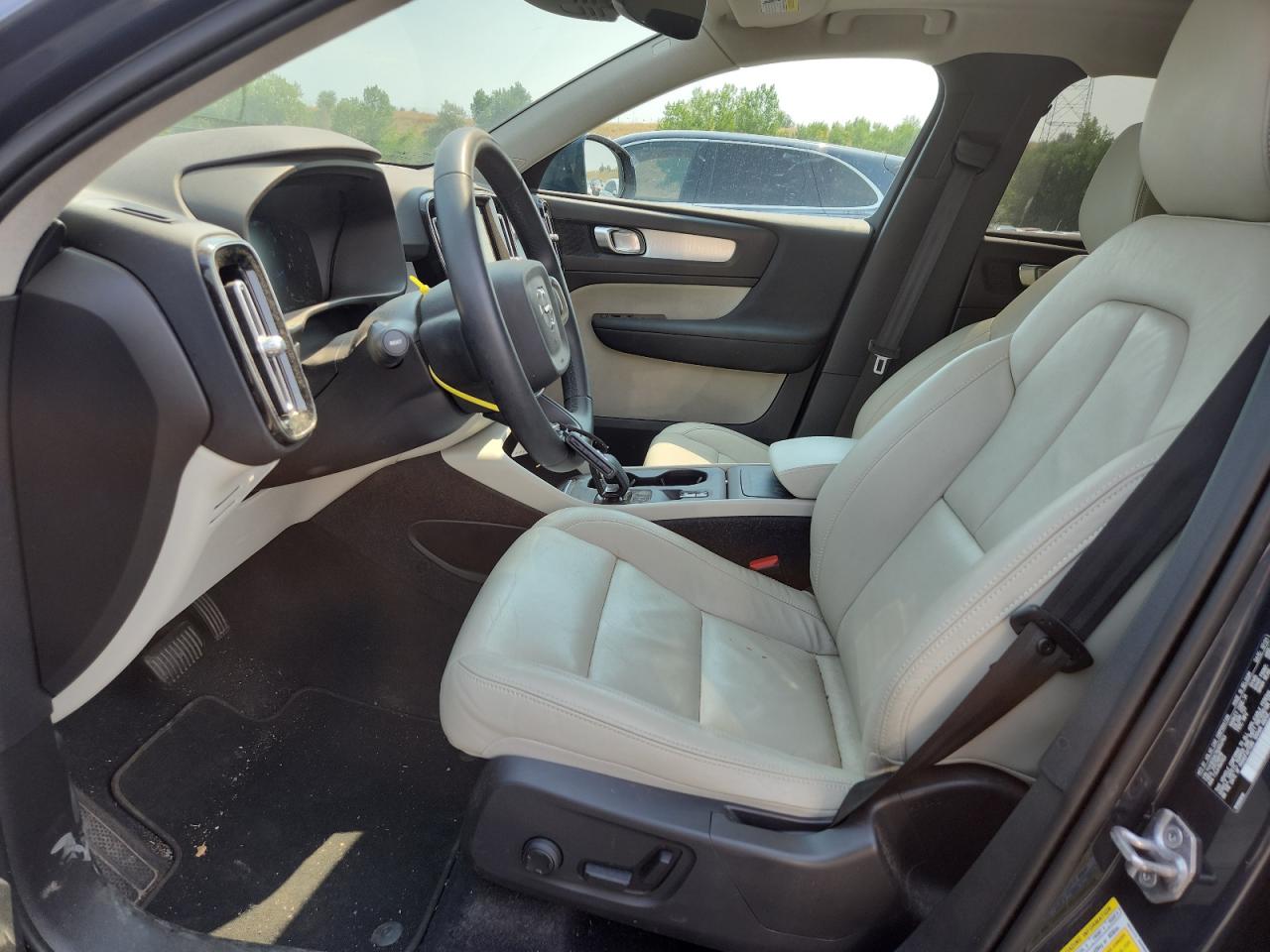 VOLVO XC40 T5 MOMENTUM