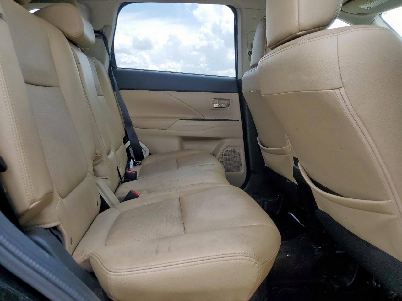 MITSUBISHI OUTLANDER SE