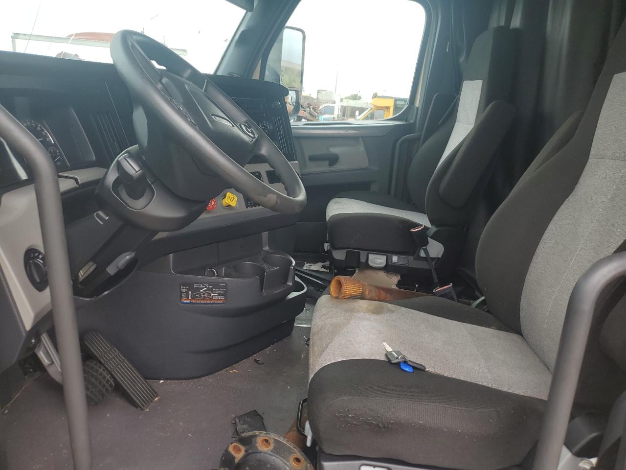 Lot #3298191037 2021 FREIGHTLINER CASCADIA 1