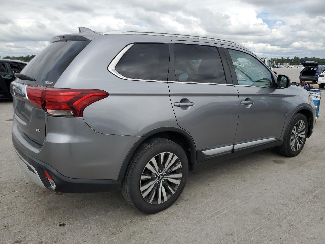 MITSUBISHI OUTLANDER SE