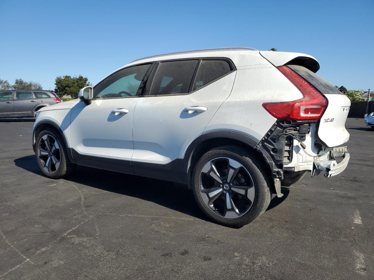 VOLVO XC40 T5 MOMENTUM