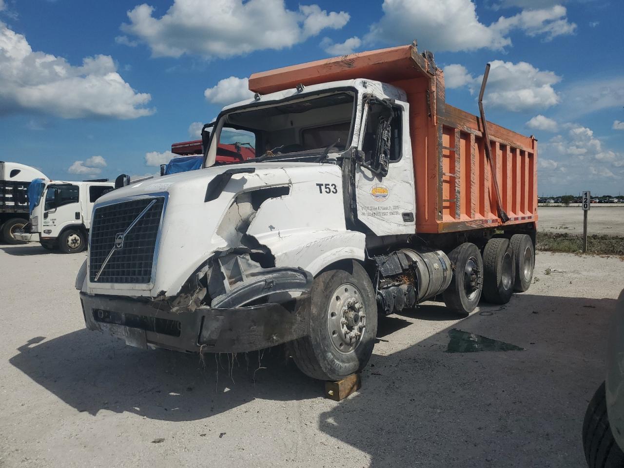 Lot #3237173642 2023 VOLVO VNR
