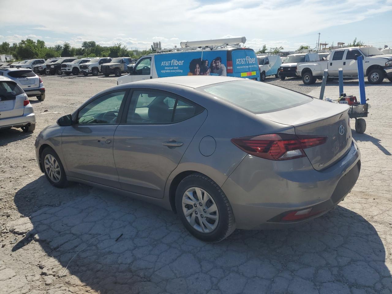 HYUNDAI ELANTRA SE