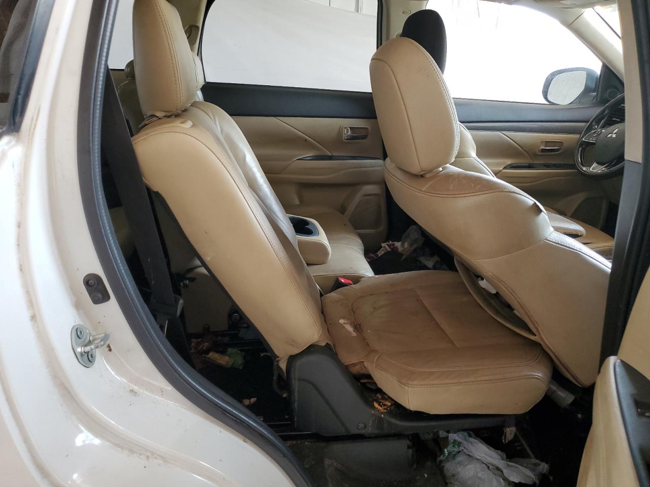 MITSUBISHI OUTLANDER SE