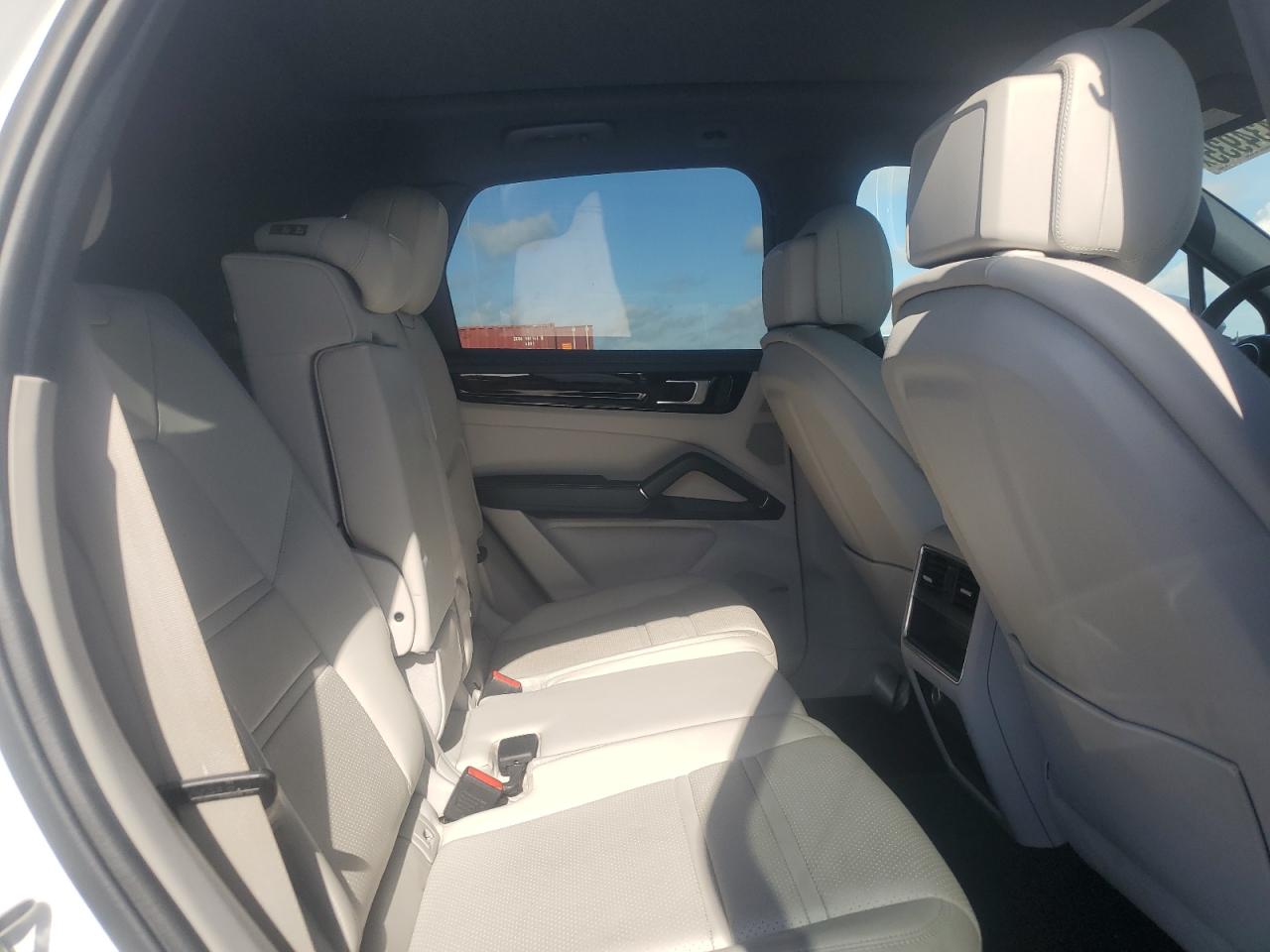 PORSCHE CAYENNE BASE