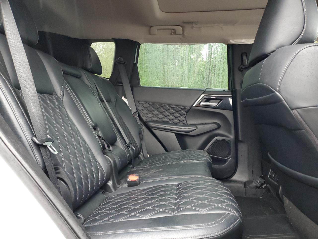 MITSUBISHI OUTLANDER SE