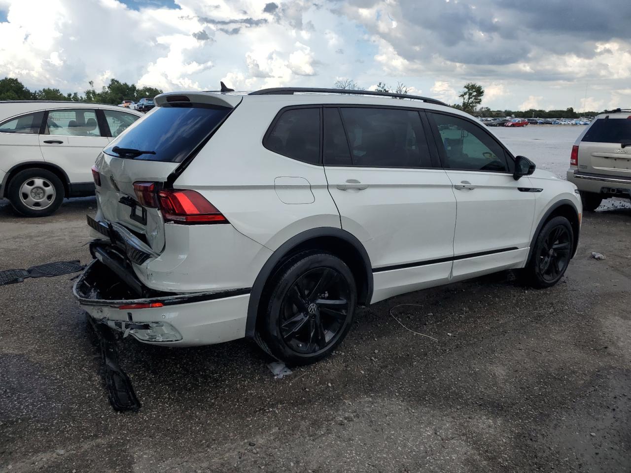 VOLKSWAGEN TIGUAN SE R-LINE BLACK