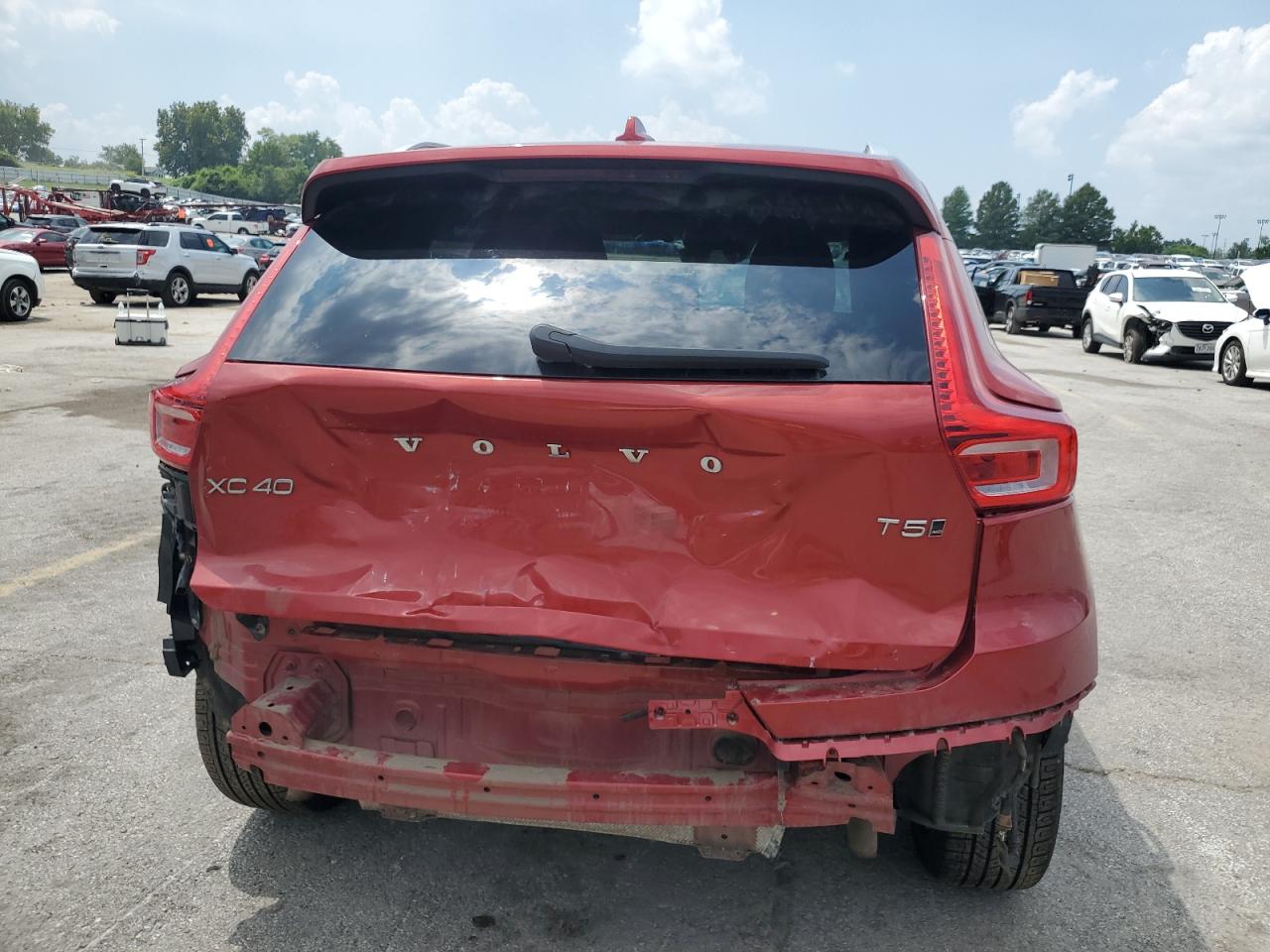 VOLVO XC40 T5 MOMENTUM