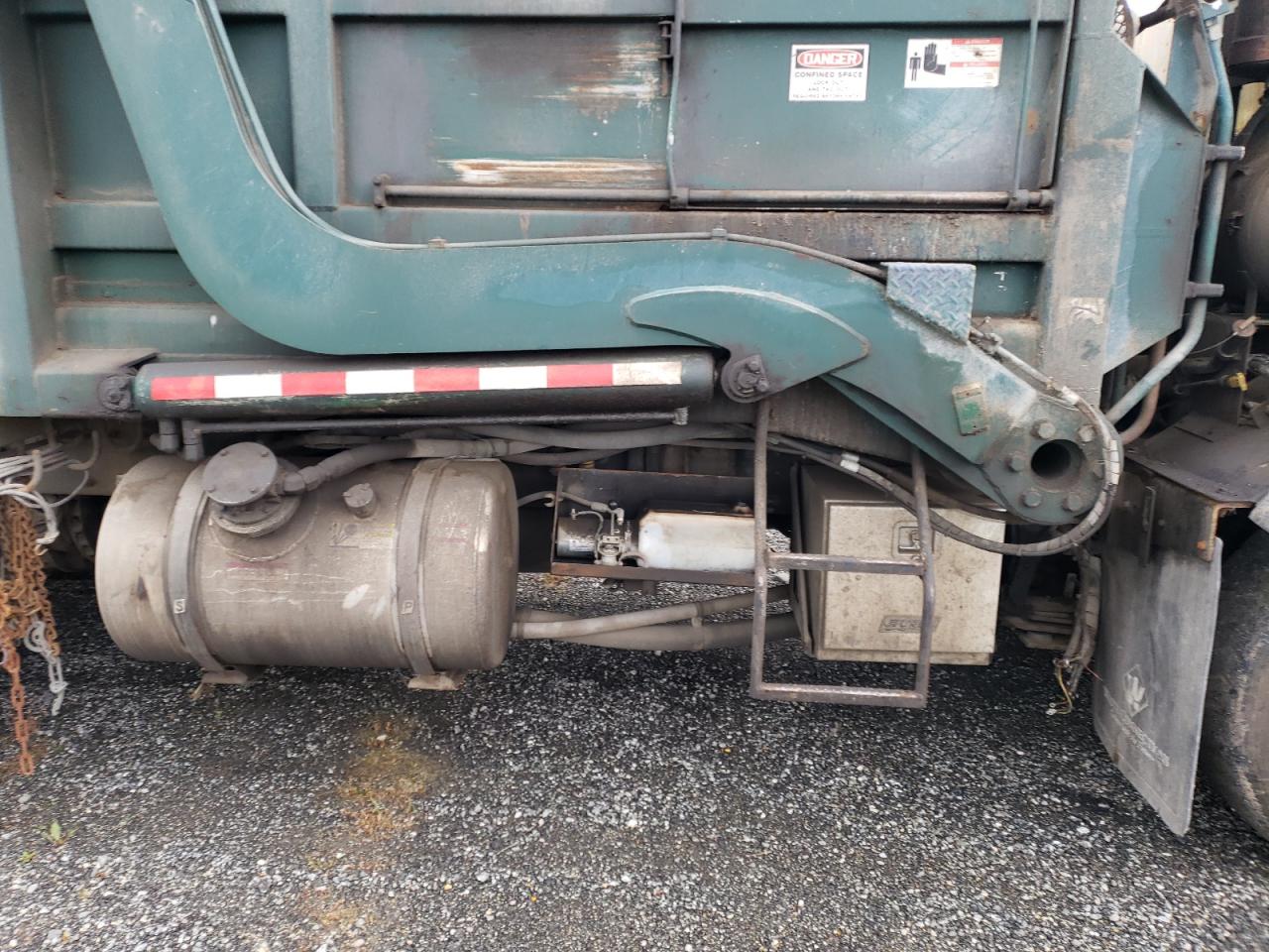 Lot #3292697596 2009 PETERBILT TRACTOR 320