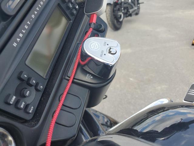 2011 HARLEY-DAVIDSON FLHX - 1HD1KBM19BB618436