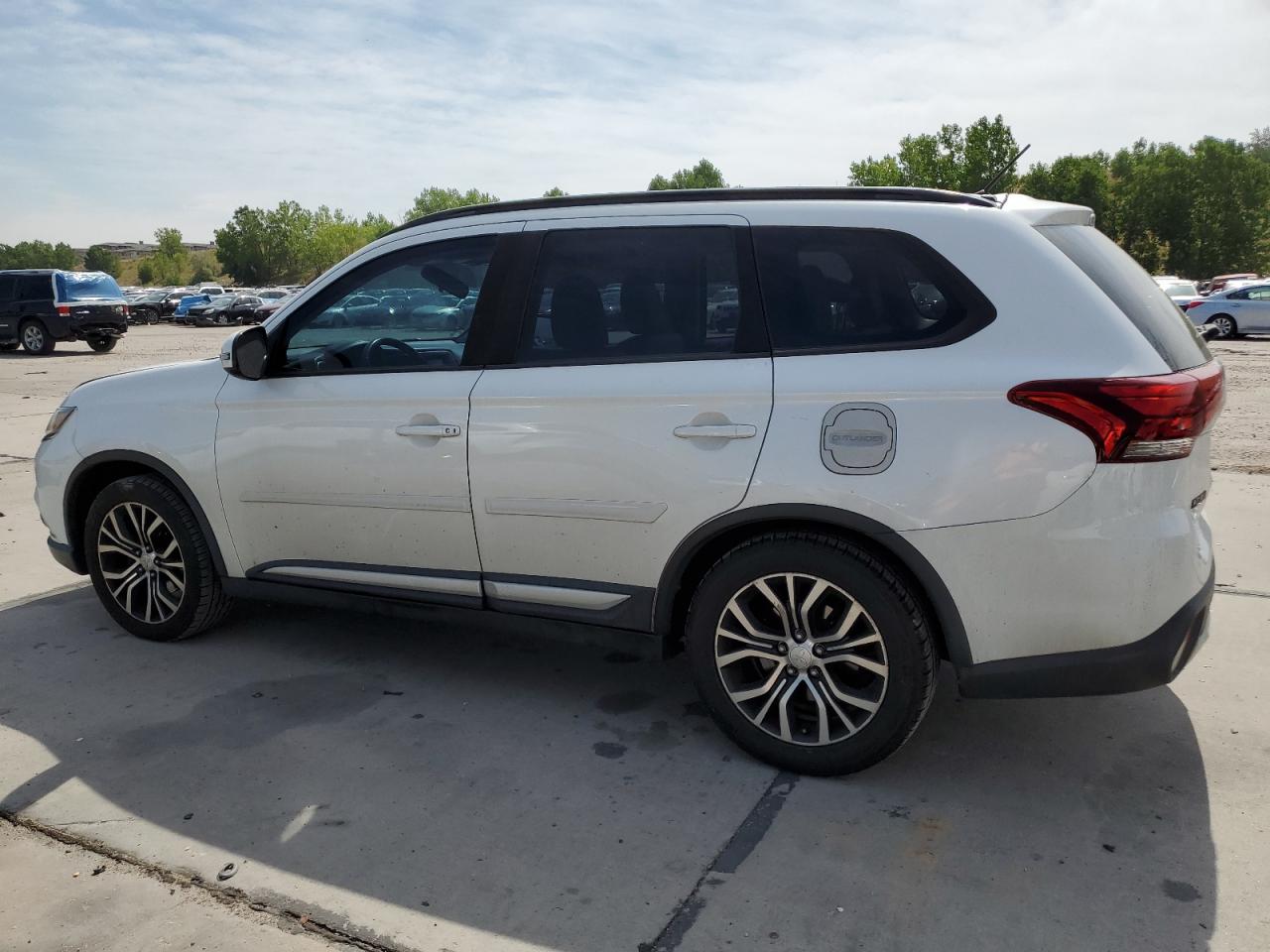 MITSUBISHI OUTLANDER SE