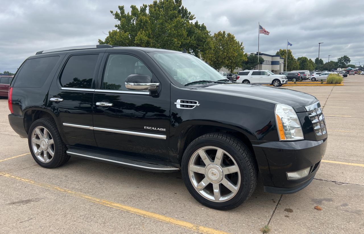CADILLAC ESCALADE LUXURY