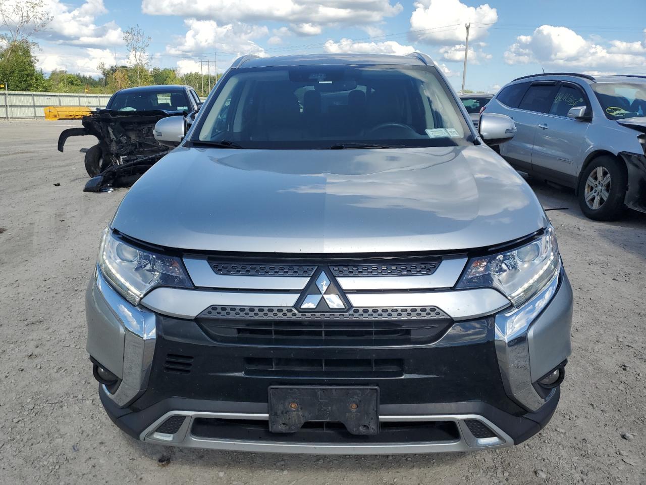 MITSUBISHI OUTLANDER SE
