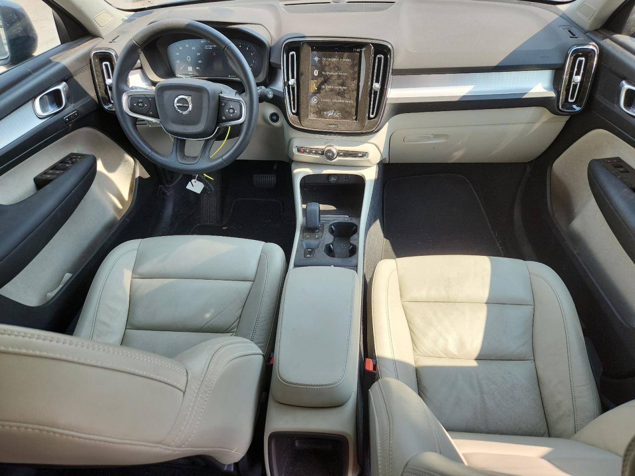 VOLVO XC40 T5 MOMENTUM