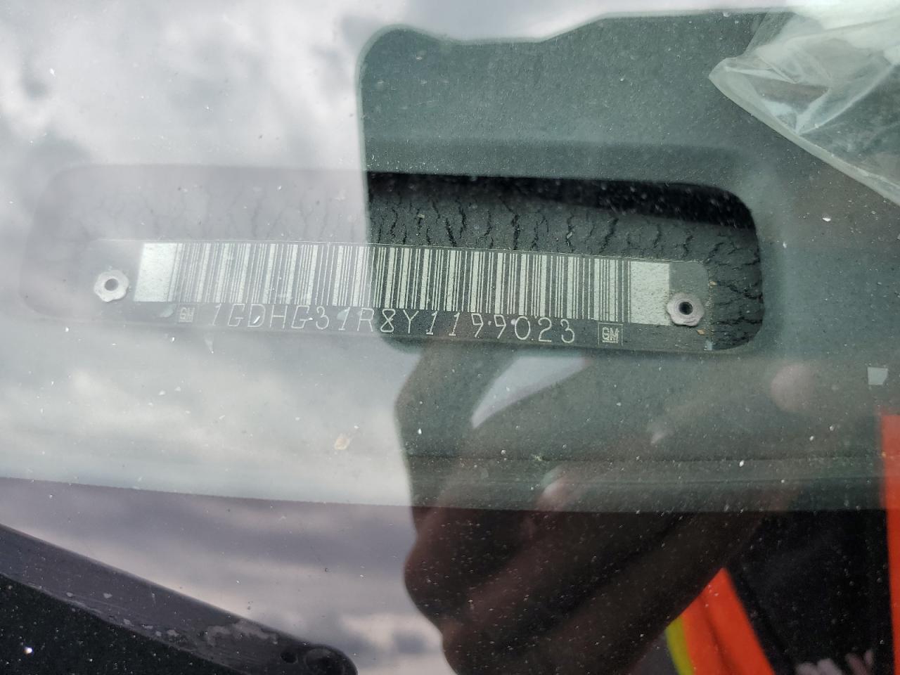 Lot #3291295468 2000 GMC SAVANA CUT