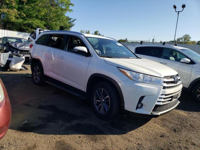 VIN 5TDJZRFH9KS616100 2019 Toyota Highlander, SE no.4