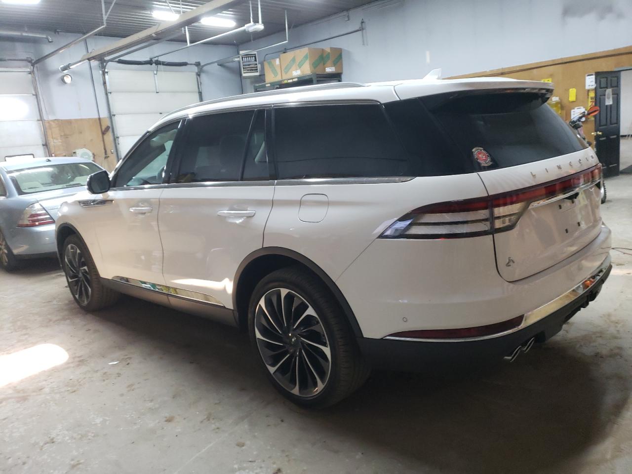 5LM5J7XC8PGL02562 Lincoln Aviator RE 2