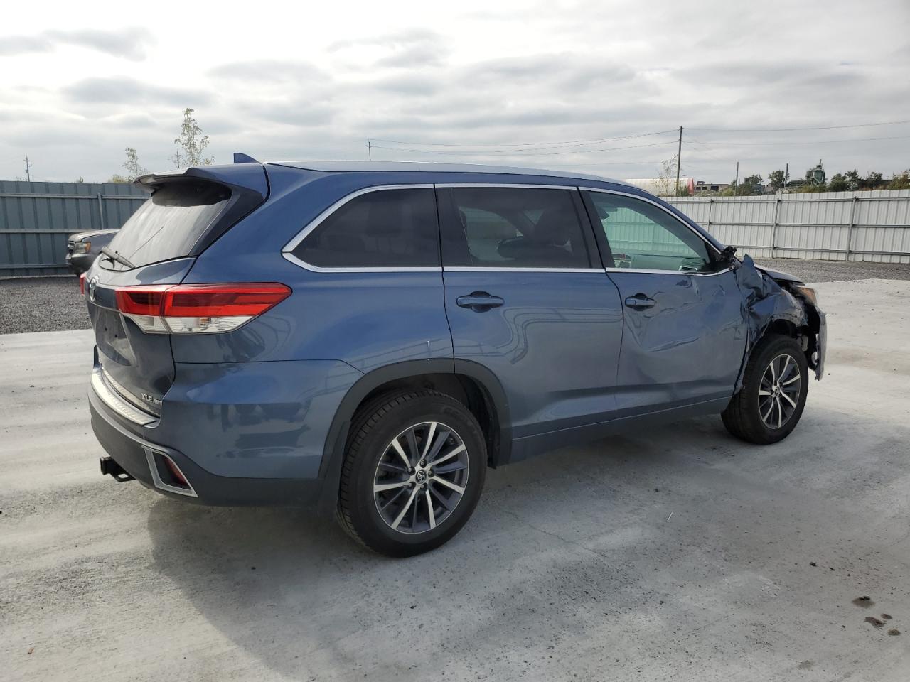 5TDJZRFH9HS515339 2017 Toyota Highlander Se