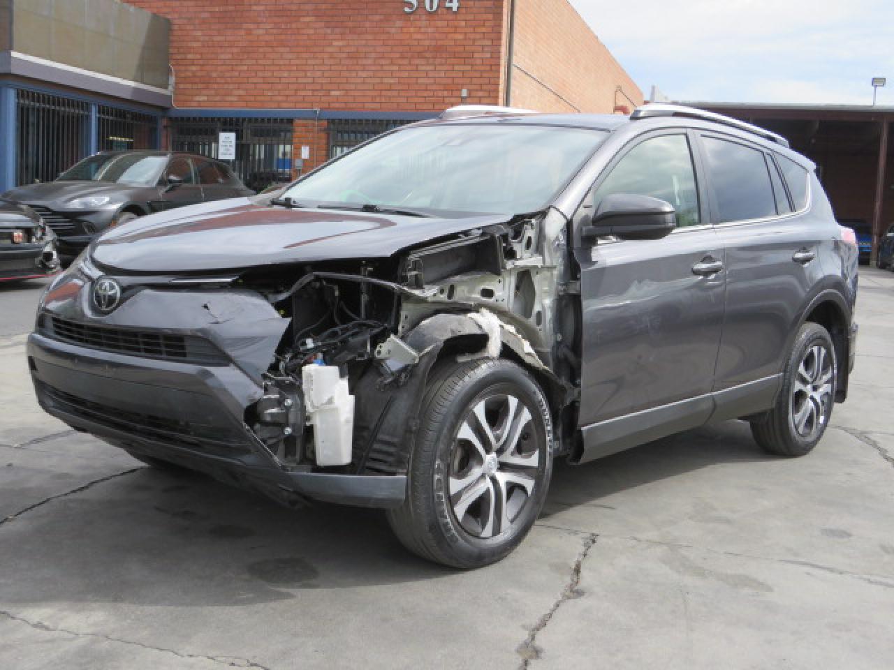 VIN: JTMZFREV2JJ200064 2018 TOYOTA RAV4