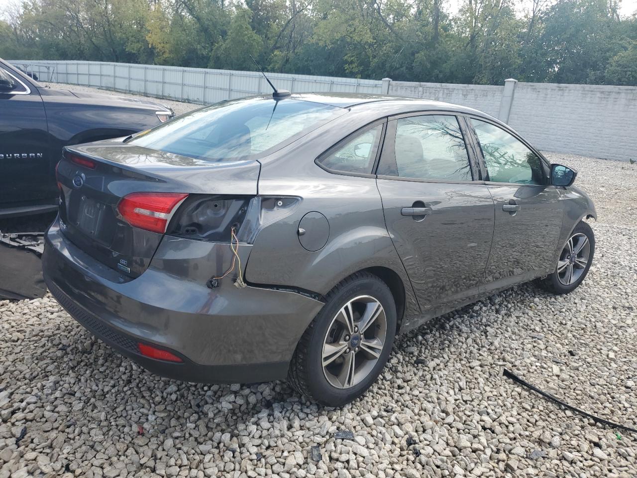 2018 Ford Focus Se vin: 1FADP3FE1JL332620