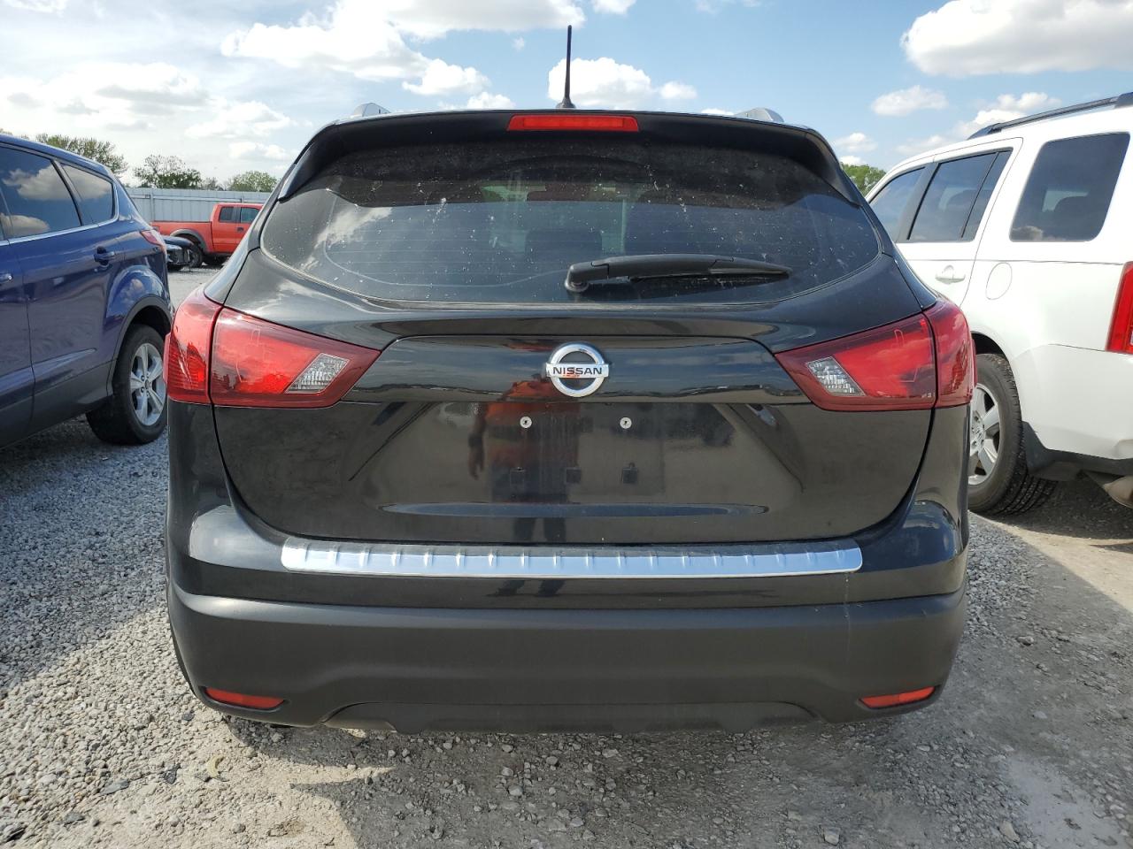 JN1BJ1CP1JW195581 2018 Nissan Rogue Sport S