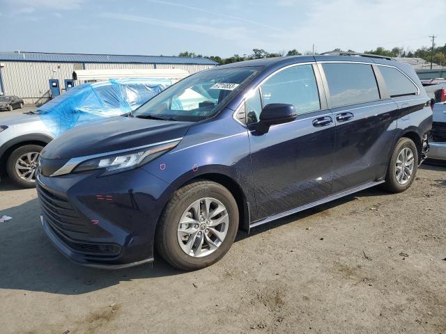 2022 Toyota Sienna LE