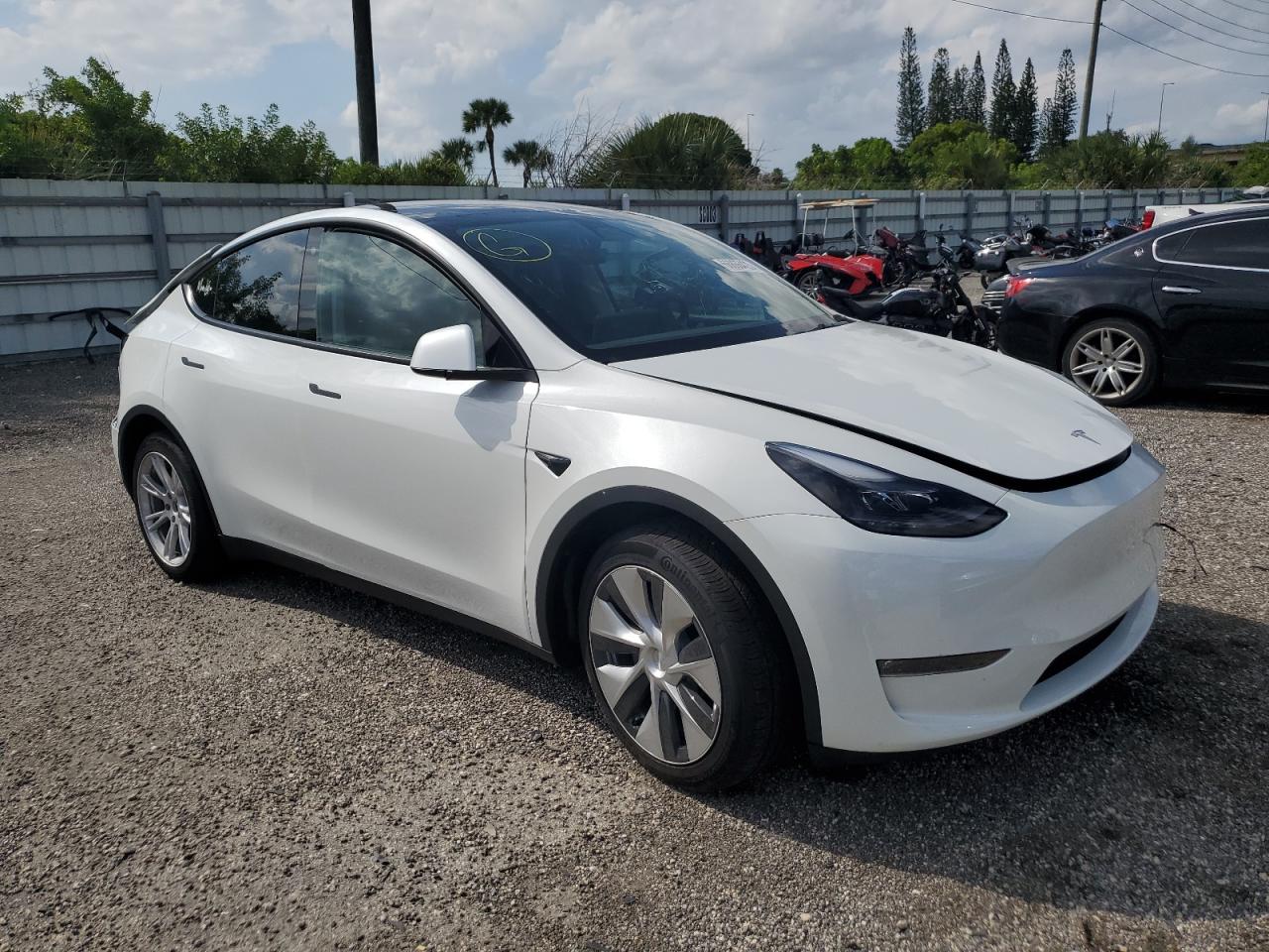 7SAYGAEE4PF701826 Tesla Model Y  4