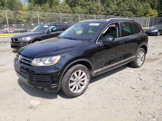 Черный VW Touareg 2011