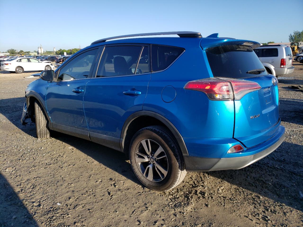 JTMWFREV0HJ102423 2017 Toyota Rav4 Xle