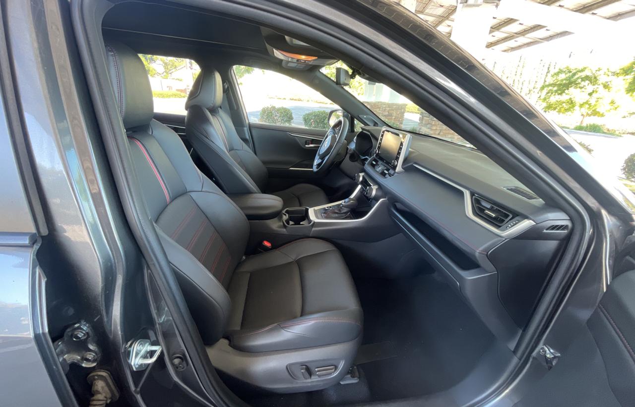 VIN: JTMFB3FV4MD011008 2021 TOYOTA RAV4