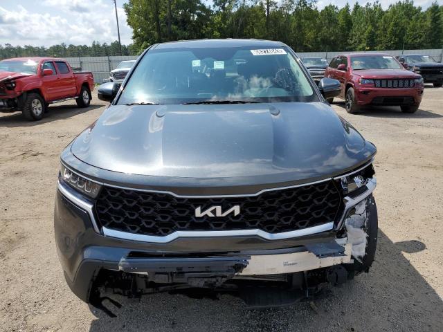 VIN: 5XYRG4LC7NG108195 Auction: COPART Lot: 68274043 Location: RENTAL VEHICLE SALE 5XYRG4LC7NG108195 KIA SORENTO 2022 GRAY Photo 5