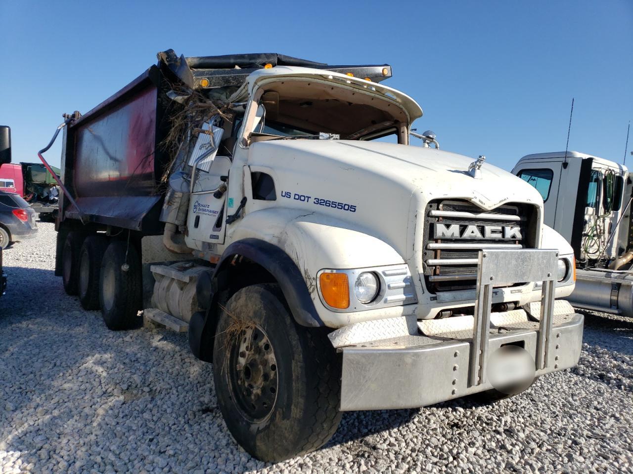 Lot #3020517185 2006 MACK 700 CV700