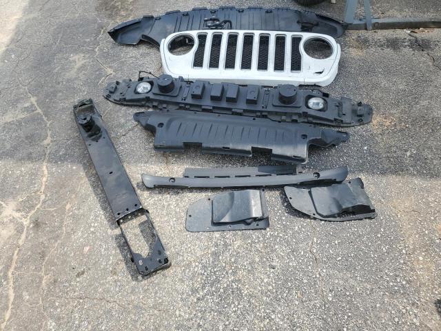 1C4HJXEG1JW166587 Jeep Wrangler Unlimited Sahara