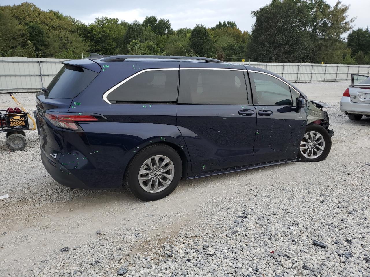 Lot #2926332369 2022 TOYOTA SIENNA LE