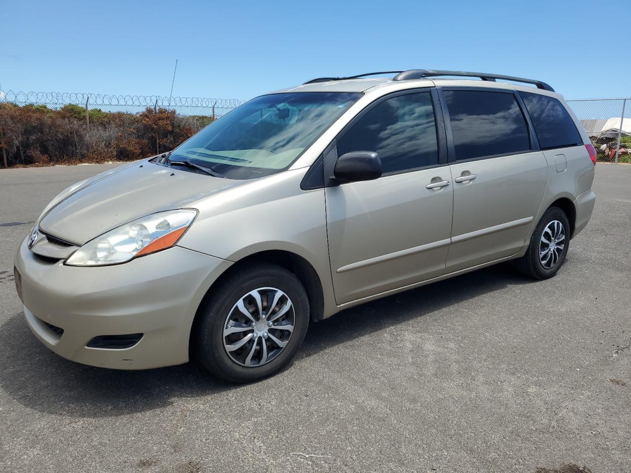  Salvage Toyota Sienna