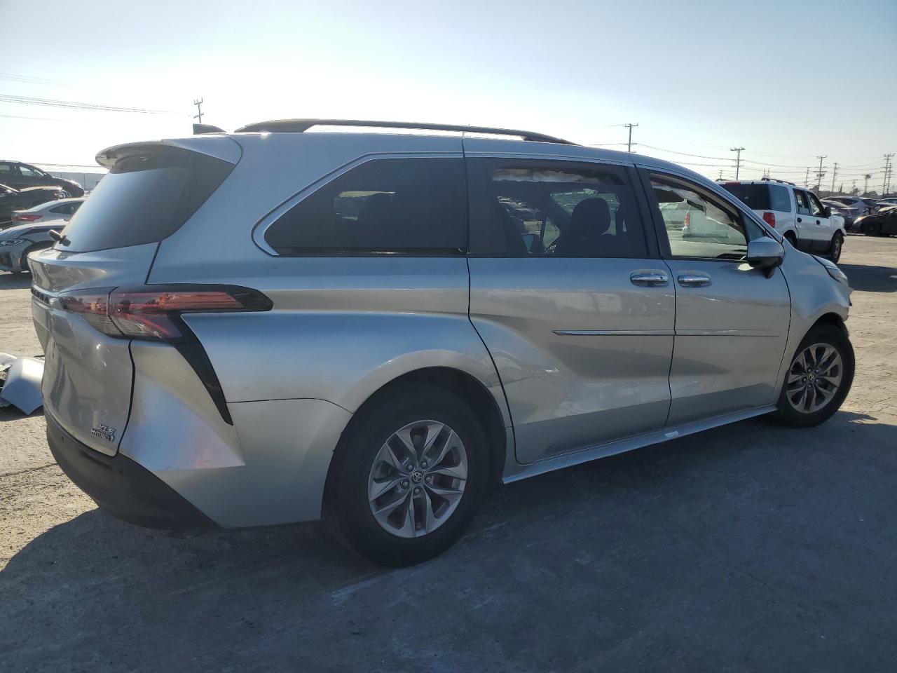 Lot #2979653564 2022 TOYOTA SIENNA XLE