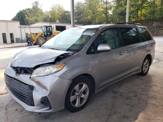 VIN 5TDKZ3DC4JS953829 2018 Toyota Sienna, LE no.1