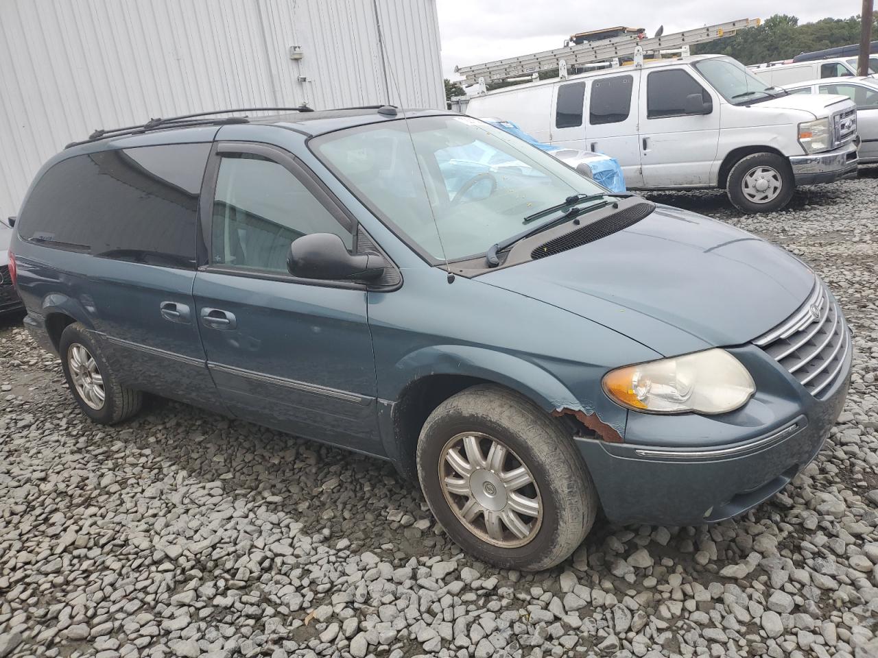 Lot #2907210624 2005 CHRYSLER TOWN & COU